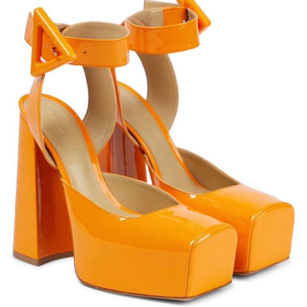 Orange BOTTEGA VENETA
Patent Leather Pumps